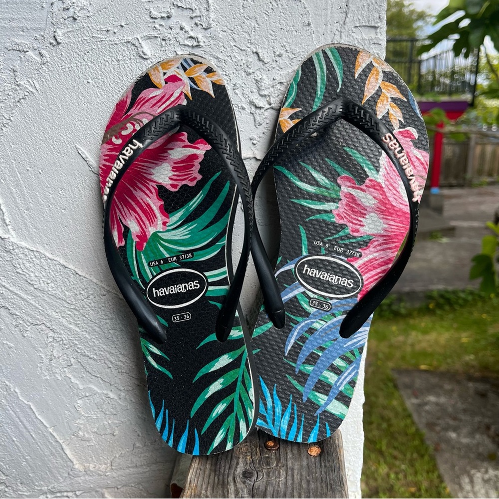 Havaianas Women’s Tropical Floral Flip Flops Sandals!
